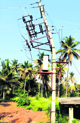 ఈదురు గాలులకు కరెంటు కష్టాలు 1
