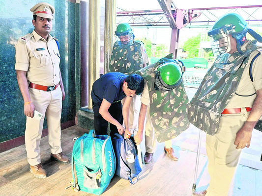 ఖమ్మం రైల్వేస్టేషన్‌లో విస్తృత తనిఖీలు 
1