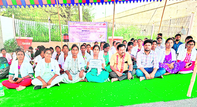 ఉద్యోగుల డిమాండ్లు నెరవేర్చాలి
1