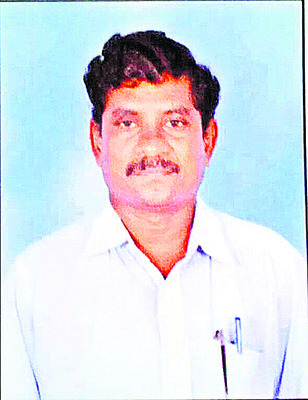 వెక్కిరిస్తున్న శిలాఫలకం1