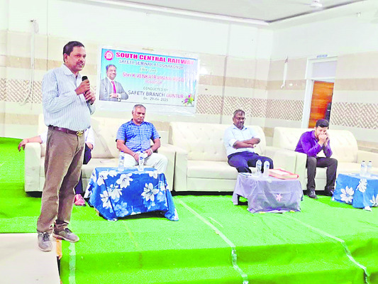 బాధ్యతగా పనిచేస్తేనే రైల్వేకు ఆదాయం 1