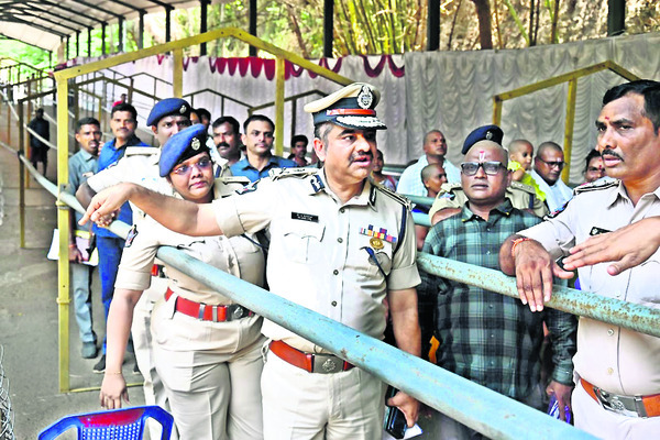 ఏర్పాట్లను పరిశీలించిన కలెక్టర్‌, సీపీ1