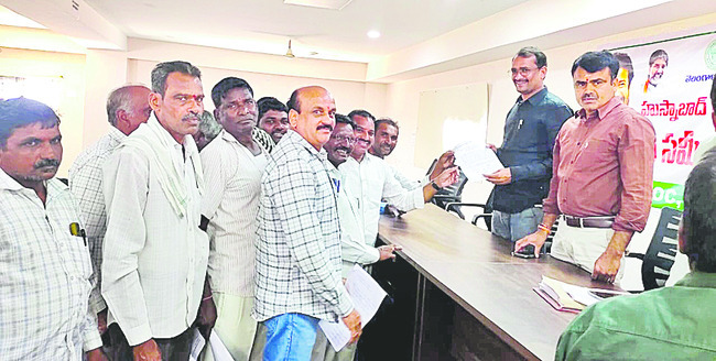 సుబ్రహ్మణ్యేశ్వరుడికి లక్ష పుష్పార్చన
1
