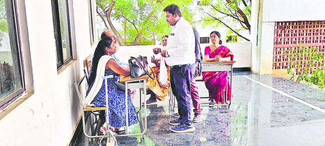 మెడికల్ కాలేజీకి తాళం 1