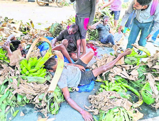 టైర్‌ పంక్చర్‌.. అరటి గెలల వ్యాన్‌ బోల్తా 1