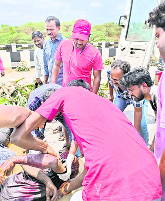 టైర్ పంక్చర్.. అరటి గెలల వ్యాన్ బోల్తా 2