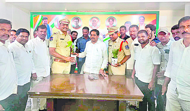 మంత్రి సీతక్కను కలిసిన అధికారుల బృందం 1