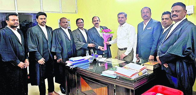 జిల్లా జడ్జికి ప్రాసిక్యూటర్ల శుభాకాంక్షలు
1