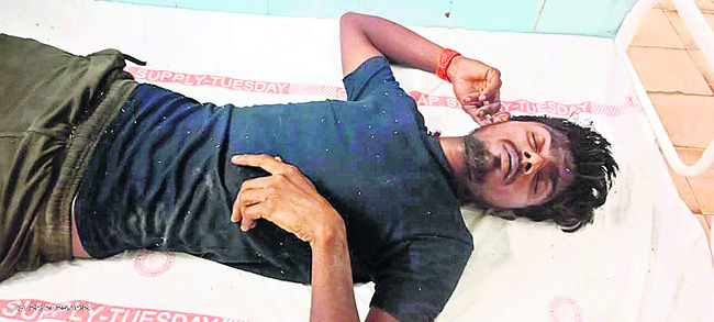 బొలేరో వాహనం ఢీకొని కూలీకి తీవ్ర గాయాలు   1