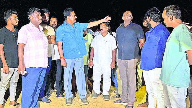 ఇసుక తోడేళ్లు.. 1