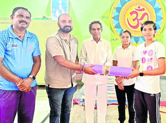 కార్మికులకు మేడే  సెలవు ఇవ్వాలి
2
