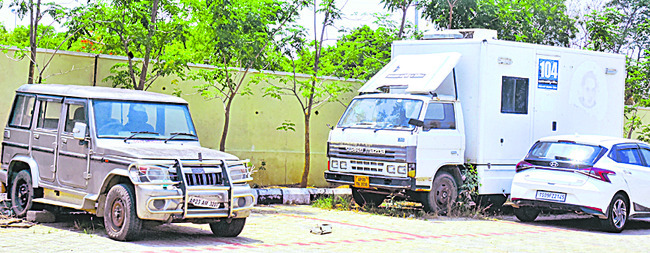 అధికారుల నిర్లక్ష్యం.. సంచారం లేని వాహనం 1