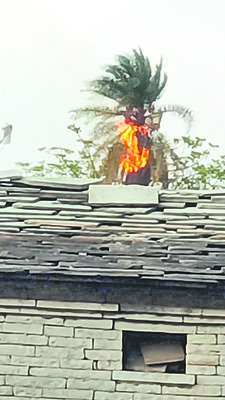 అనాథ పిల్లలకు వసతి, భోజనం 
1