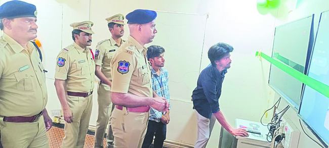 అనాథ పిల్లలకు వసతి, భోజనం 
2