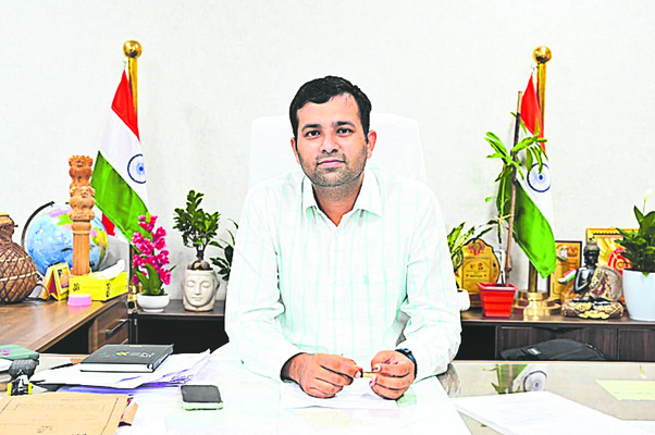 అనాథ పిల్లలకు వసతి, భోజనం 
3