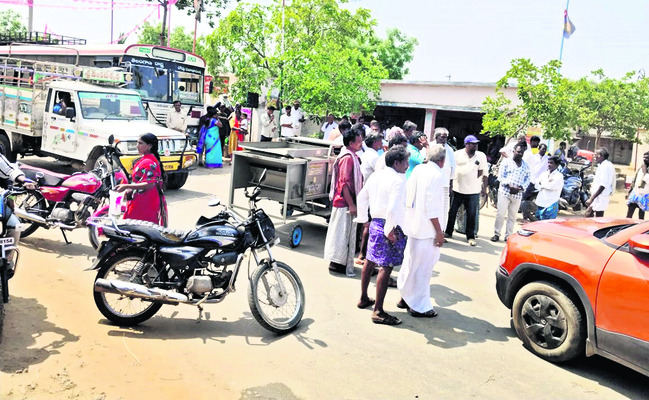 కొనుగోళ్లలో జాప్యం.. రోడ్డెక్కిన అన్నదాతలు 1