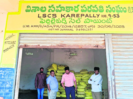 ఖమ్మం రైల్వేస్టేషన్‌లో విస్తృత తనిఖీలు 
2