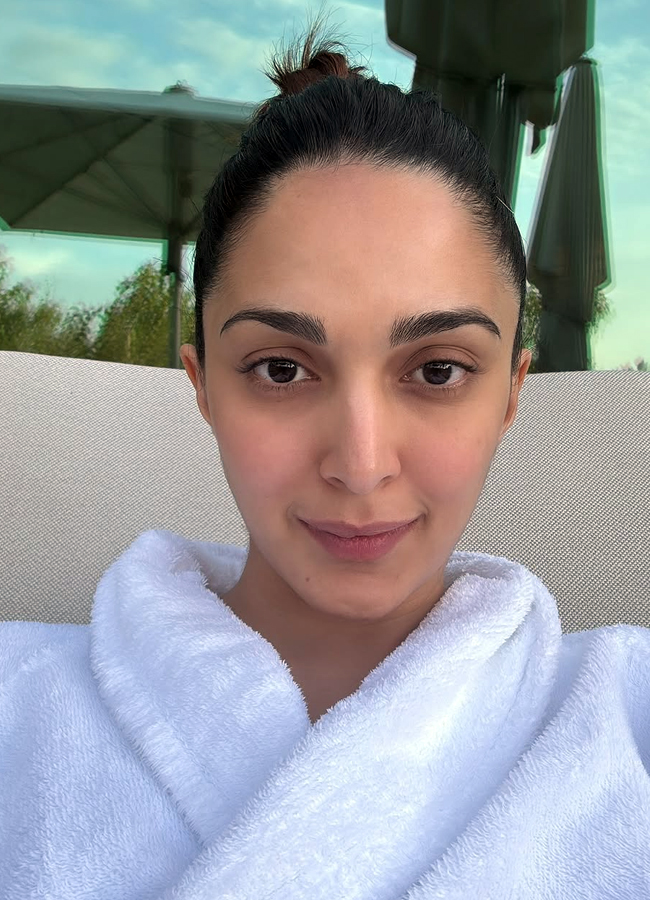 mom to be kiara advani pregnancy glow in new holiday pictures with sidharth malhotra6