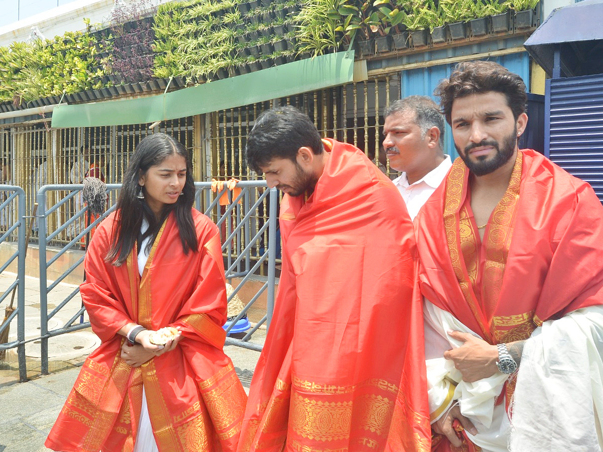 RCB stars Rajat Patidar, Jitesh Sharma, And Shreyanka Patil visited the Tirumala Photos9