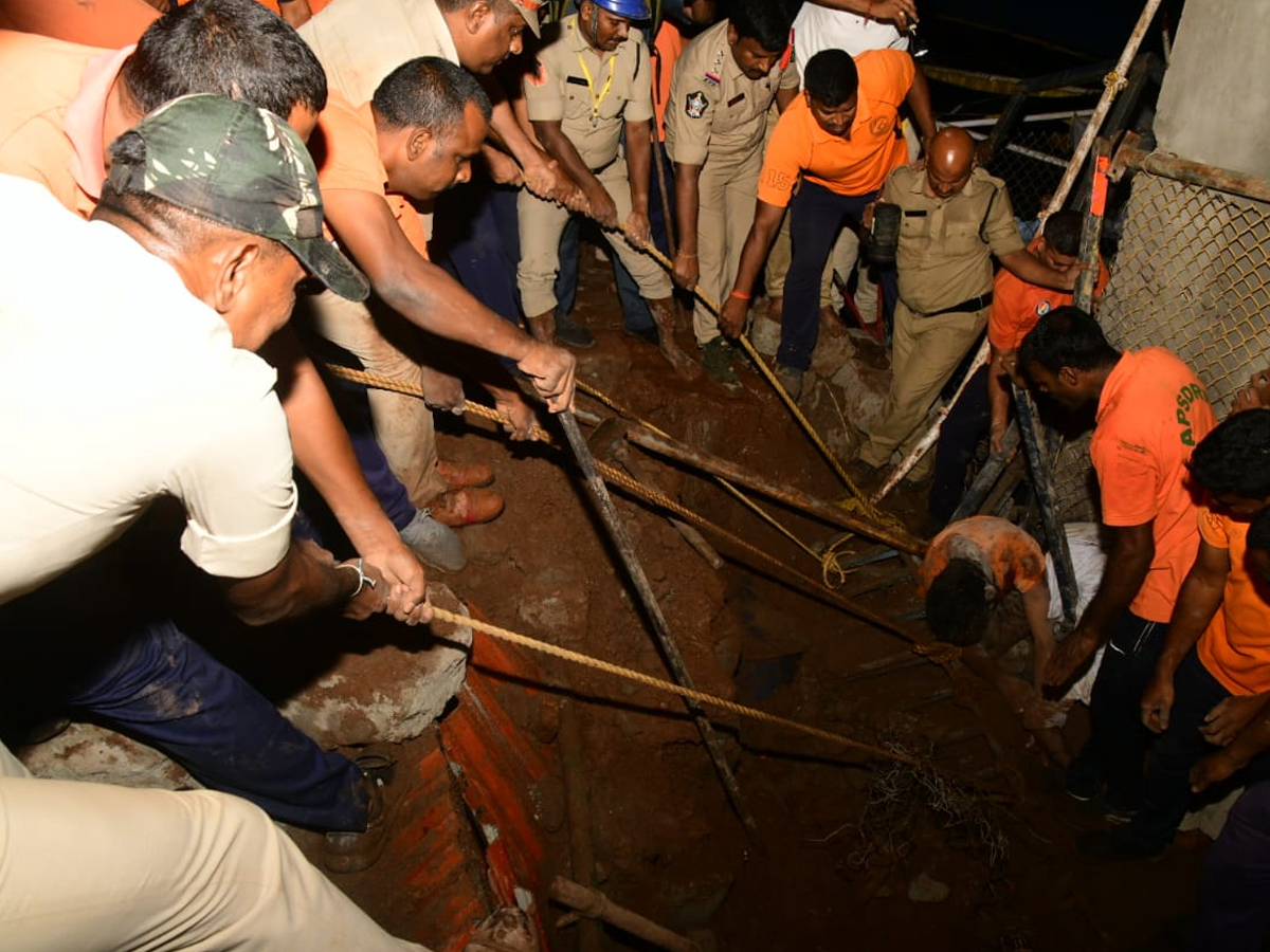 Simhachalam appanna temple tragedy relatives of deceased mourn at Visakhapatnam photos5