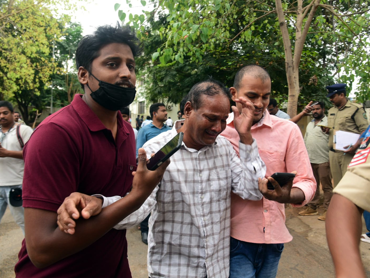 Simhachalam appanna temple tragedy relatives of deceased mourn at Visakhapatnam photos2