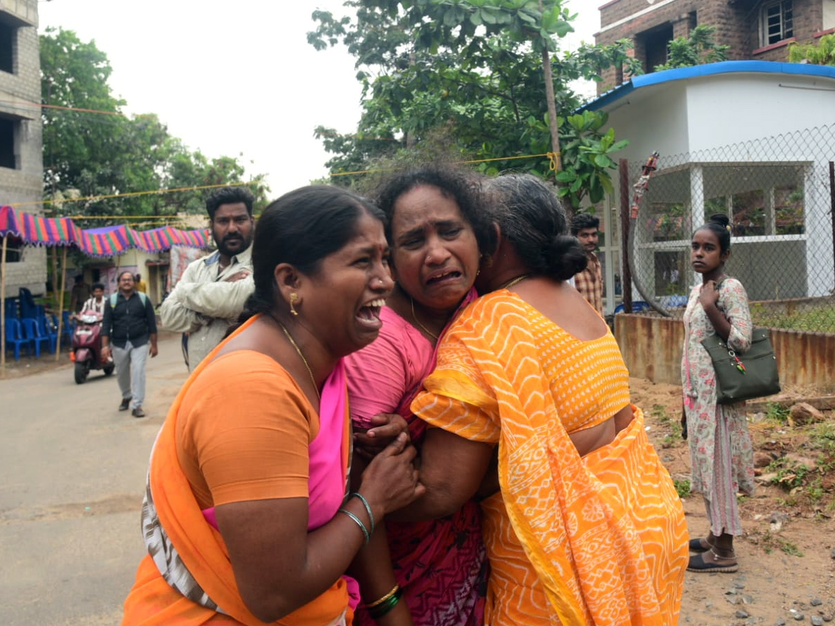 Simhachalam appanna temple tragedy relatives of deceased mourn at Visakhapatnam photos3