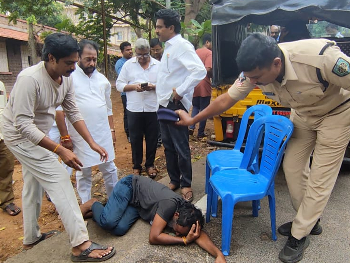 Simhachalam appanna temple tragedy relatives of deceased mourn at Visakhapatnam photos4