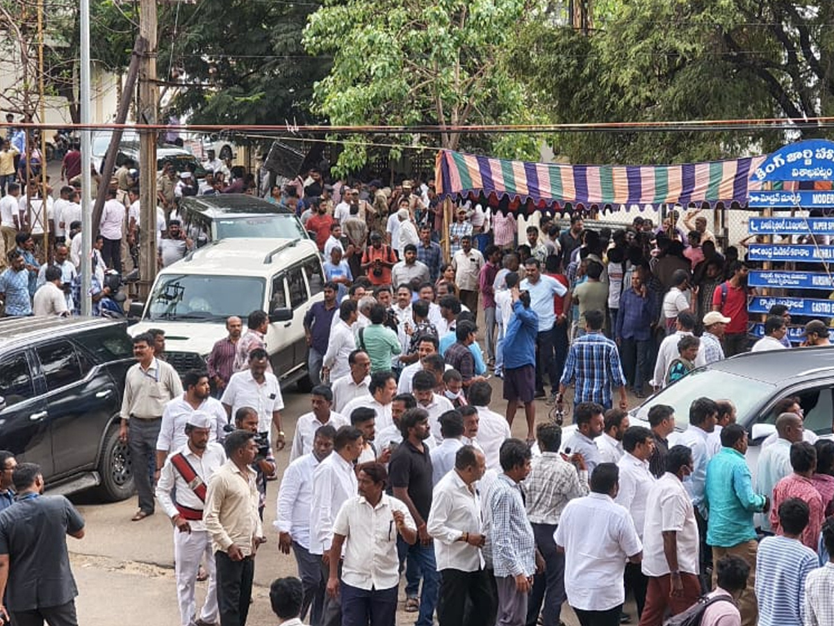Simhachalam appanna temple tragedy relatives of deceased mourn at Visakhapatnam photos10