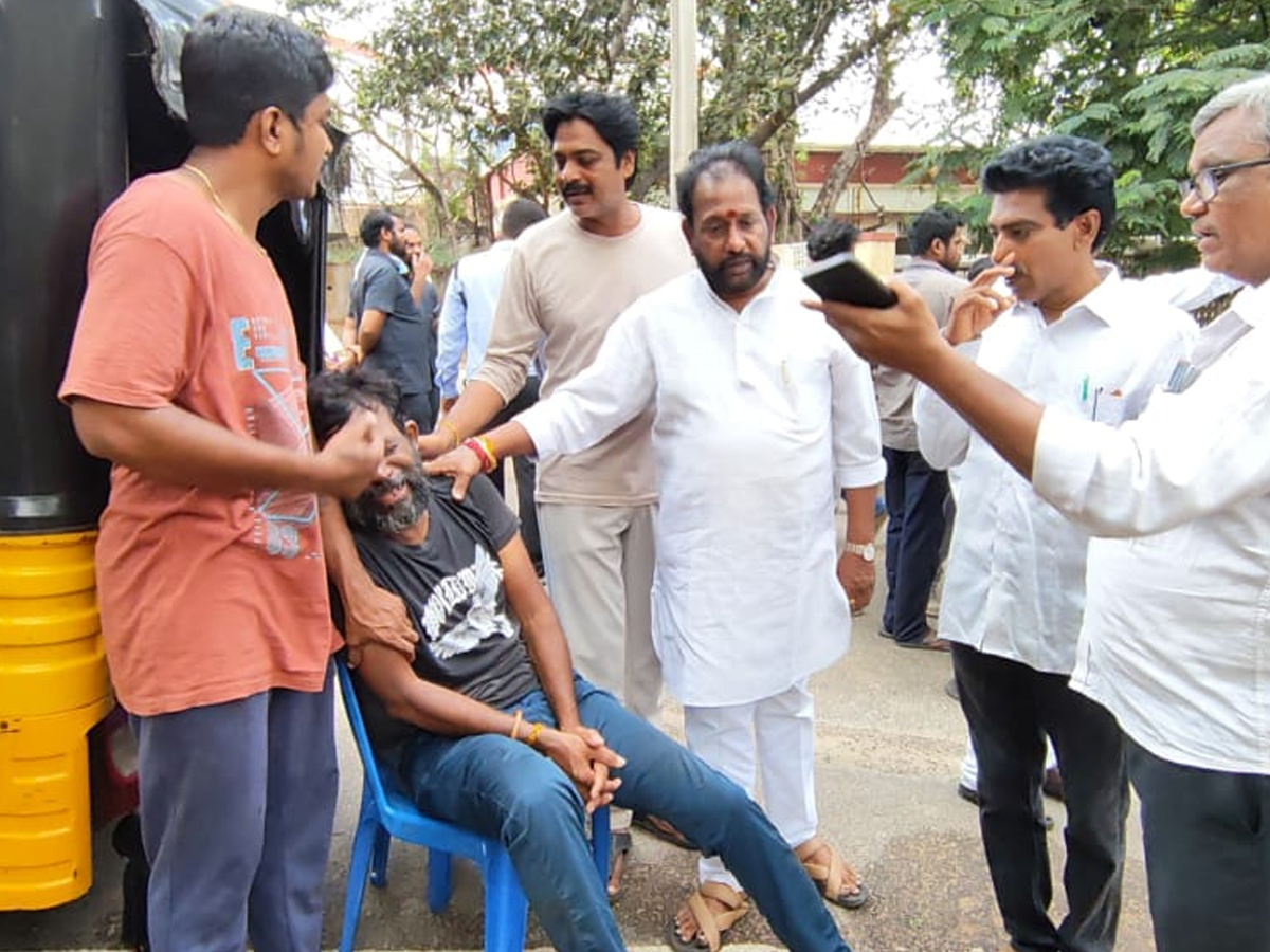 Simhachalam appanna temple tragedy relatives of deceased mourn at Visakhapatnam photos11