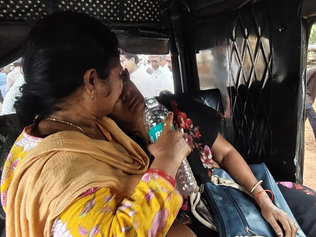 Simhachalam appanna temple tragedy relatives of deceased mourn at Visakhapatnam photos12