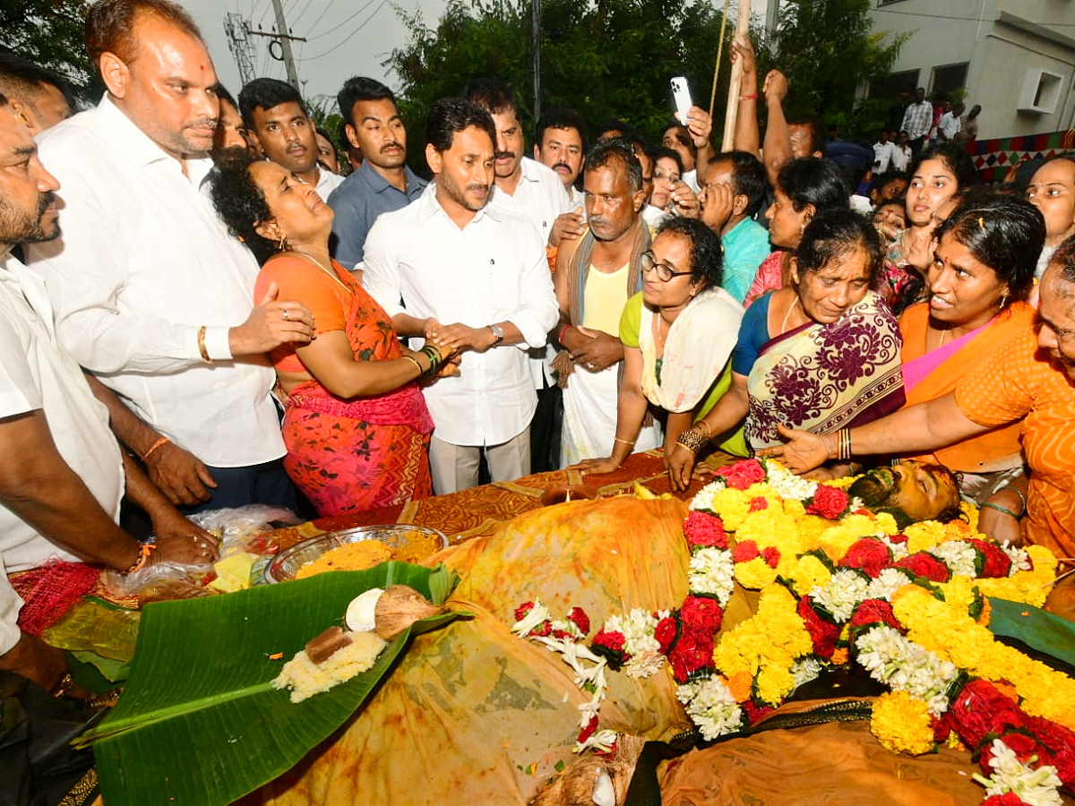 YS Jagan Visits Simhachalam Tragedy Victims Families Photos2