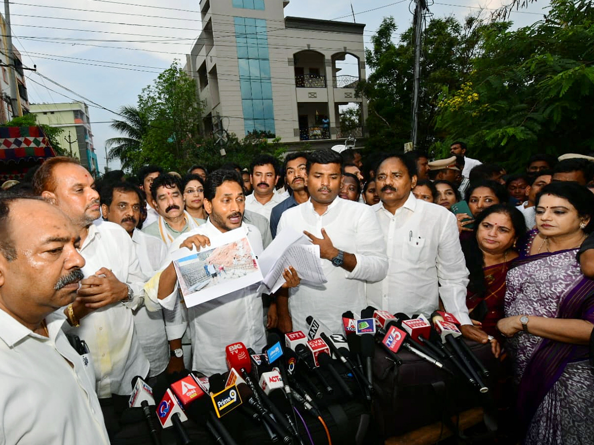 YS Jagan Visits Simhachalam Tragedy Victims Families Photos18