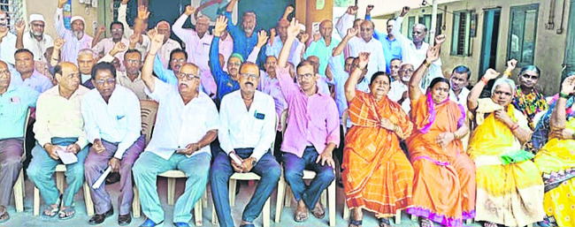 రిటైర్డ్‌ ఉద్యోగుల ధర్నా 1