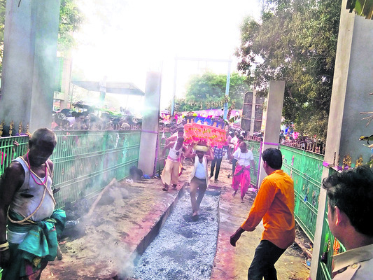 చౌడేశ్వరిదేవికి ప్రణమిల్లి.. 2