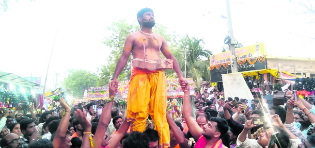 చౌడేశ్వరిదేవికి ప్రణమిల్లి.. 2