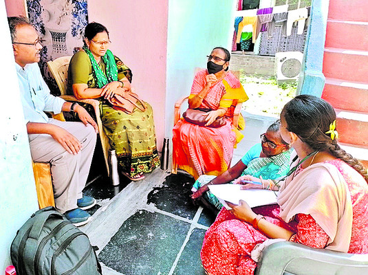 వేధింపులకు గురైన బాలిక ఆస్పత్రికి తరలింపు 2