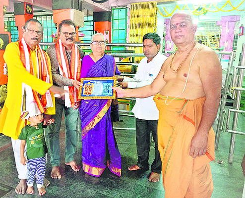 నిత్యాన్నదానానికి  రూ.లక్ష విరాళం   1