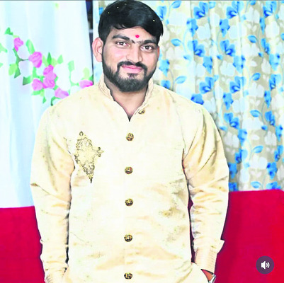 పింఛన్‌ సొమ్ముతో సచివాలయ ఉద్యోగి పరారీ1