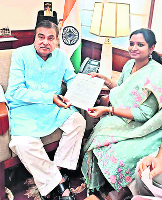 కాజీపేట రైల్వే సమస్యలను ప్రస్తావించిన ఎంపీ కావ్య
1