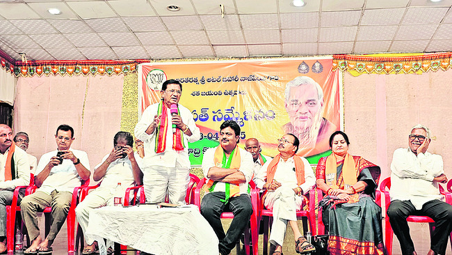 దార్శనికుడు  మాజీ ప్రధాని వాజ్‌పేయి1