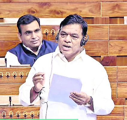 కాజీపేట రైల్వే సమస్యలను ప్రస్తావించిన ఎంపీ కావ్య
2