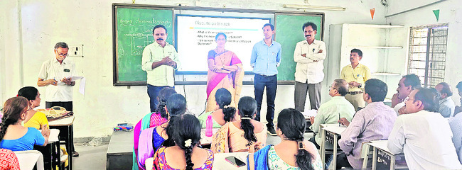 దొడ్డి కొమురయ్యను  ఆదర్శంగా తీసుకోవాలి1