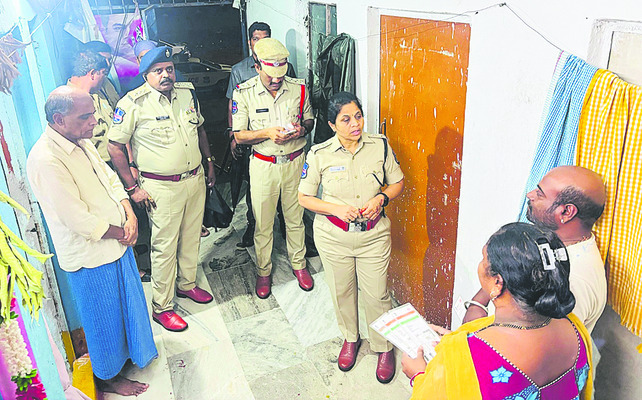 అప్రమత్తంగా ఉండాలి
1