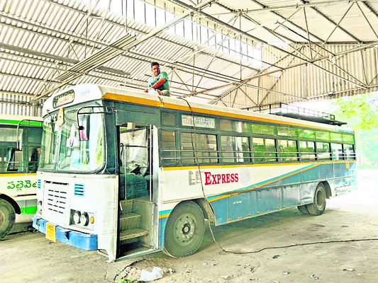 ● బస్సు ఎక్కనివ్వని కండక్టర్లు ● చిత్తూరు ప్రయాణికులకు 1