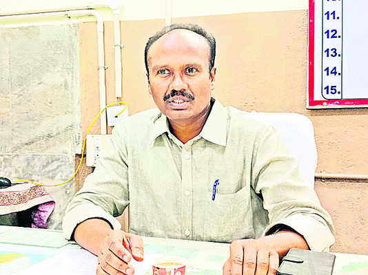 ● బస్సు ఎక్కనివ్వని కండక్టర్లు ● చిత్తూరు ప్రయాణికులకు 2