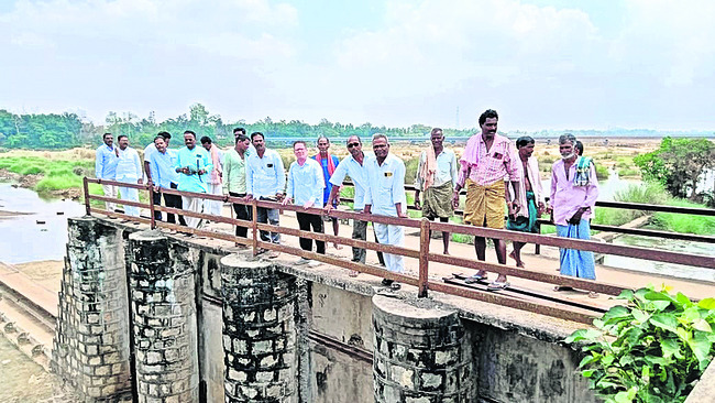 రైతుల గోడు పట్టదా..! 1