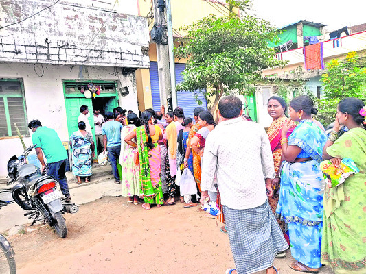 సన్నబియ్యం.. నేతలు రాక ఆలస్యం1