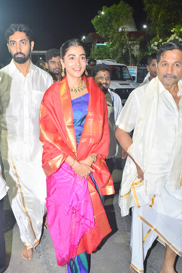 Actress pooja hegde And His Family Visits Tirumala Tirupati Temple Photos2