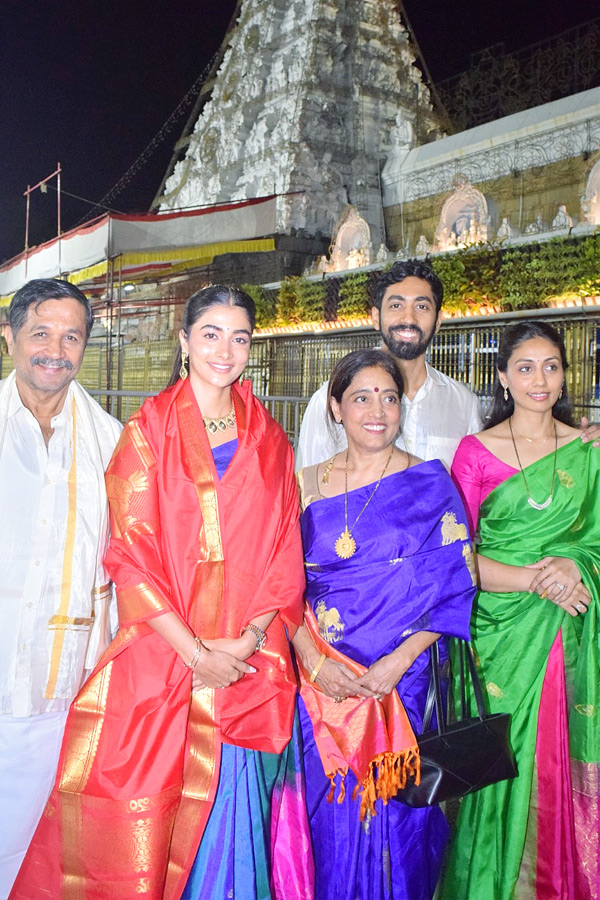 Actress pooja hegde And His Family Visits Tirumala Tirupati Temple Photos3