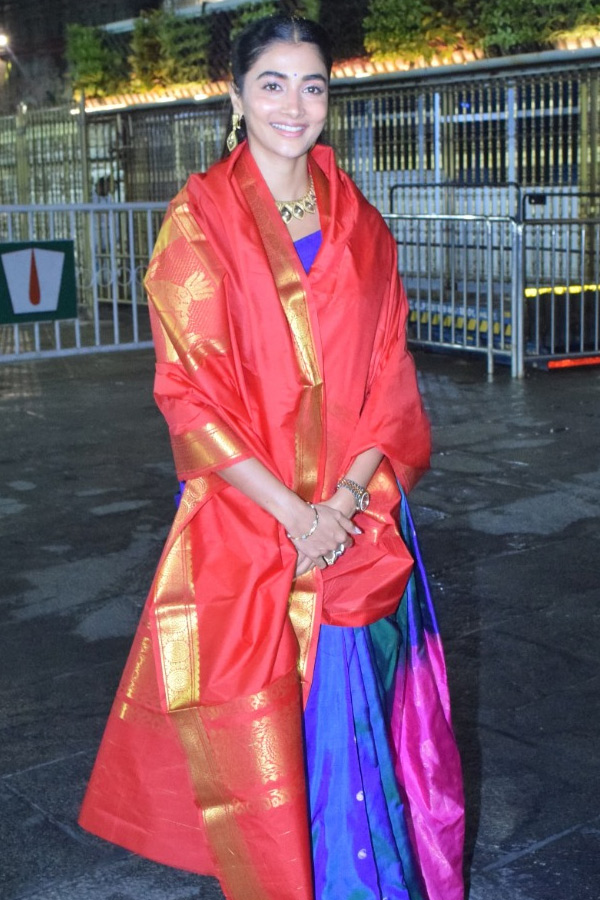 Actress pooja hegde And His Family Visits Tirumala Tirupati Temple Photos8